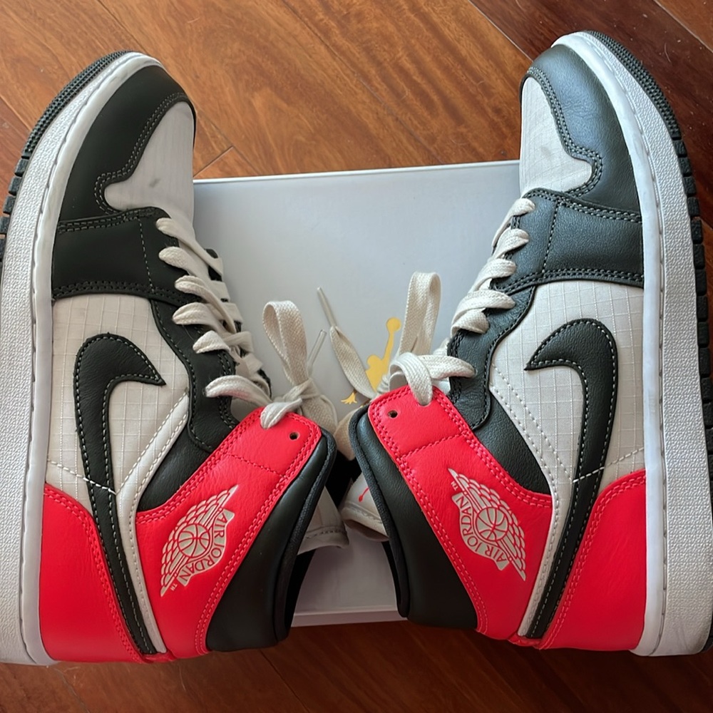 🚨SALE // Wmns Air Jordan 1 Mid SE 'Newsprint' - Picture 6 of 11